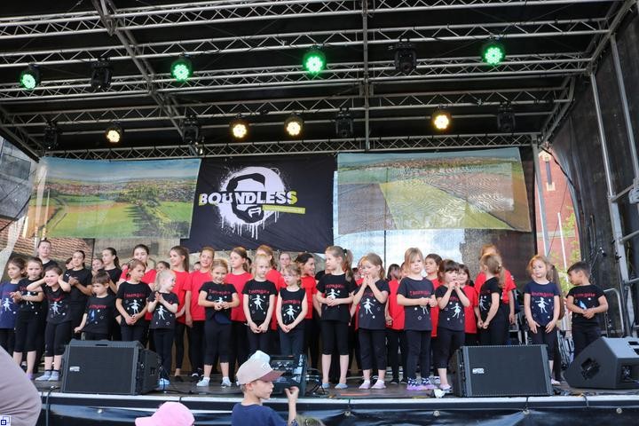Kinder auf einer Bühne